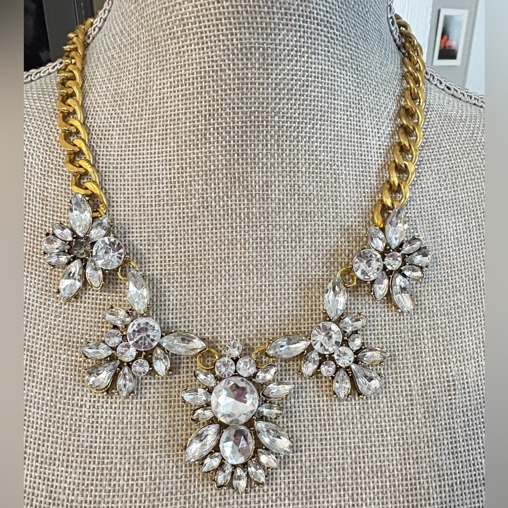 FLOWER PATTERN CRYSTAL STATEMENT PENDANT